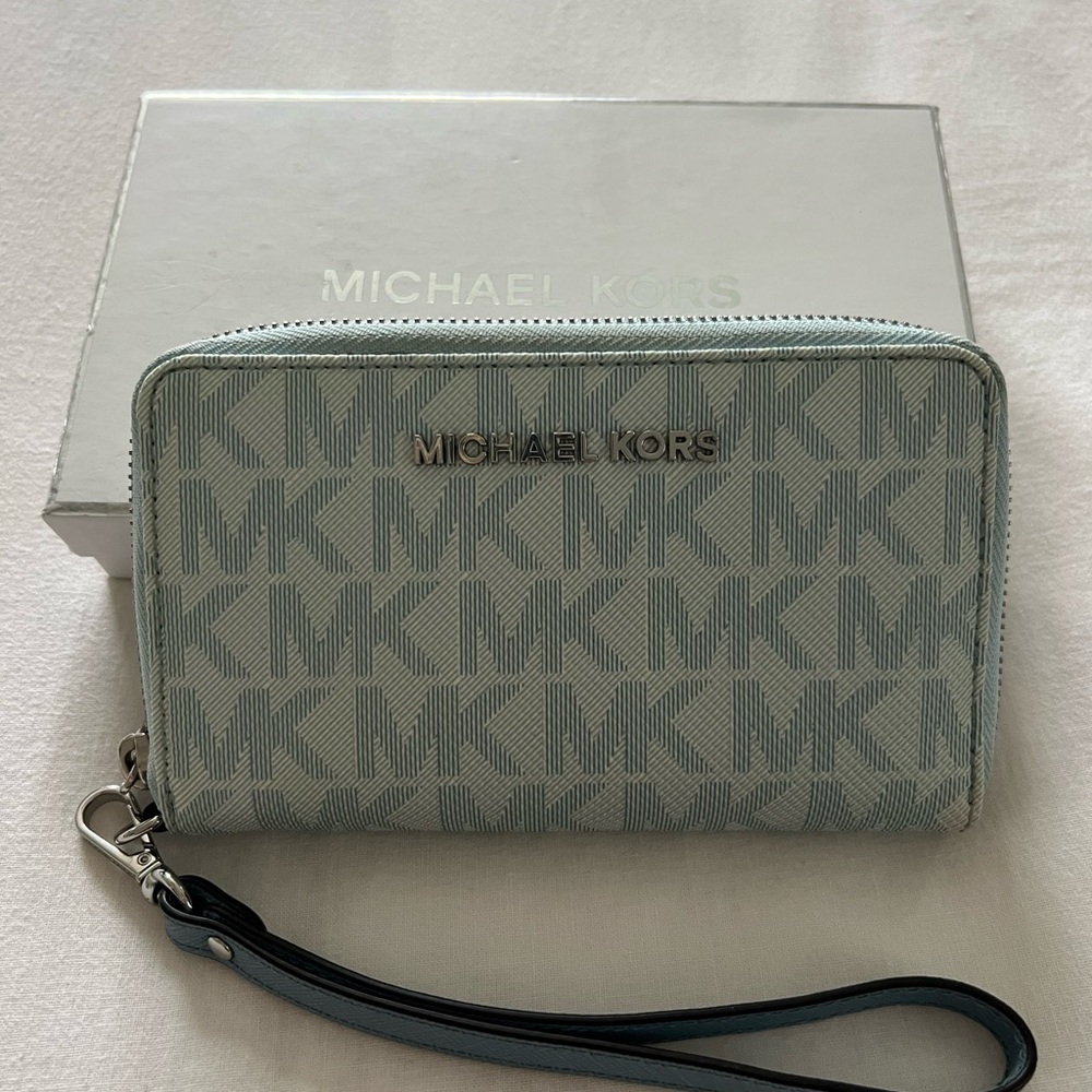 NEW IN BOX! Michael Kors Jet Set Wristlet